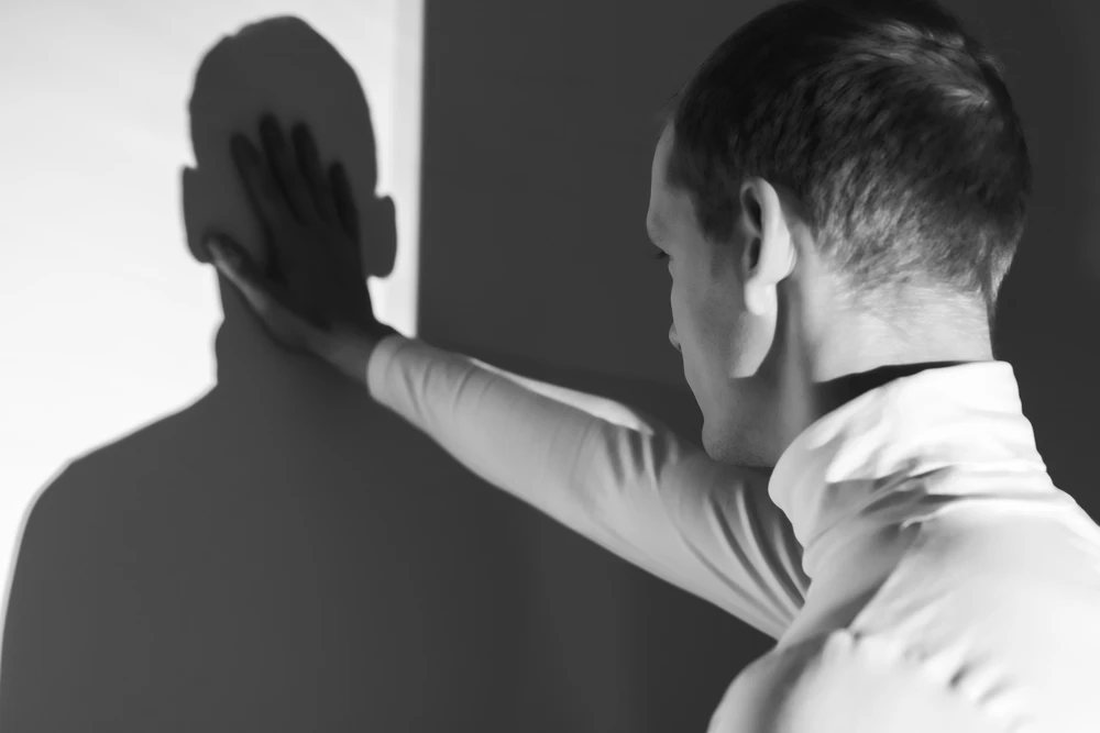 man showing signs of psychopath